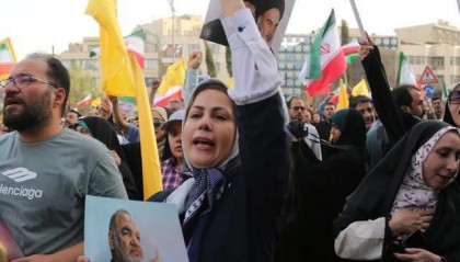 伊朗庆祝战胜以色列，数万民众挥舞国旗高呼，此前被传阵亡的高级军官现身