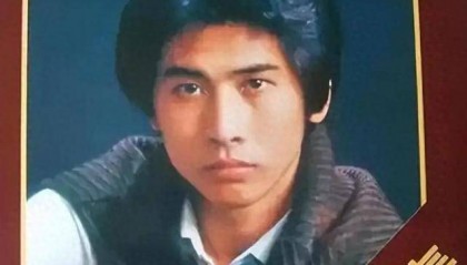 64岁齐秦演唱会反复伸话筒，观众：如果不差钱就好好在家养老吧