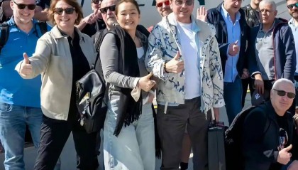 59岁巩俐与法国丈夫合照上热搜！两人相差17岁，看上去都很年轻