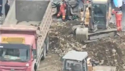 成都一渣土车侧翻压到轿车致2死1伤，事发过程曝光