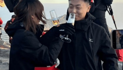 山东小伙在泰山山顶求婚，路人送上高脚杯和酒：普通求婚升华了