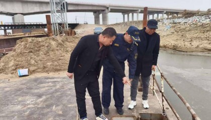 松花江面“37岁”船舶倾斜严重，哈尔滨海事紧急“扶正”