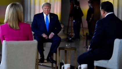 全球抛售美债，中国按兵不动，关键时刻，特朗普最担心的事情发生