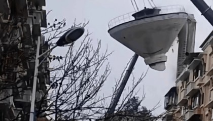 成都十陵拆除水塔时发生意外一人遇难，出事前一天有网友发视频示警