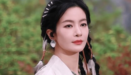 女演员穿长裙叉开腿坐，被提醒坐姿不雅，当场霸气回怼，引发热议