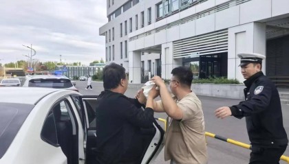 生死时速10分钟！黑龙江大庆交警为绞伤群众开辟生命通道