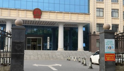 退休教师收百万“迁坟费”被诉敲诈案重审：律师继续作无罪辩护