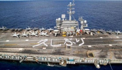 美航母高调抵日，福建舰进入指定位置，全新舰载战斗机就位