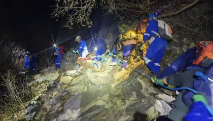 北京一男子带娃登山意外身亡！8岁孩子：以为爸爸只是睡着了