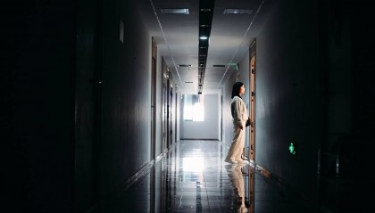 女孩租房被偷拍洗澡 买下烂尾楼后入住自救