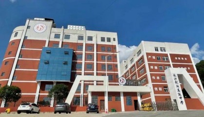 长沙一中学工作人员半夜向老人泼冷水？多方回应