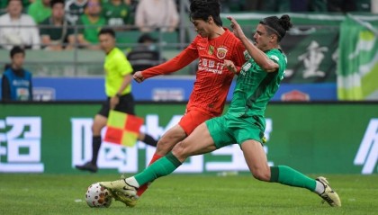 国安三个进球被判无效，补时总长超20分钟，海港与国安这场2比2充满戏剧性