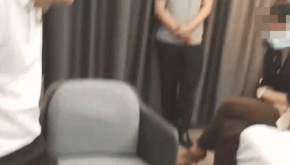 广东茂名高三女生从教学楼跳下，家属称留有遗书，学校：正在协商