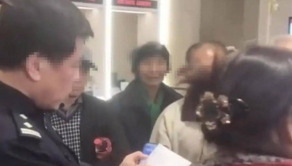 女子存40多万取款时变成0，警方通报：2名女子被抓