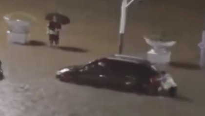 暴雨天气致四川富顺部分街道路面积水，车辆通行受限，现已逐渐消退