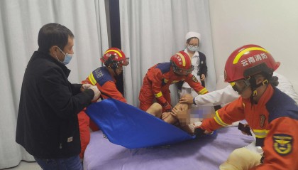 男子在家独饮醉酒后凌晨打120求救 医生敲门无人应答，消防破门解救