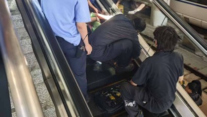 江苏南京一女童乘坐自动扶梯被夹脚，众人紧急救援