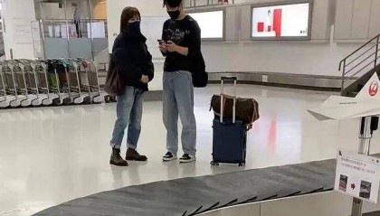 62岁关之琳被拍与年轻男子在日本同游，网友感叹：岁月从不败美人