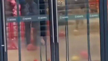 男孩在盒马门店摔倒无人扶，母亲砸店？盒马回应、律师解读