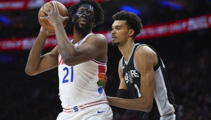 马克西准三双文班26分8封盖 恩比德遭驱逐76人胜马刺