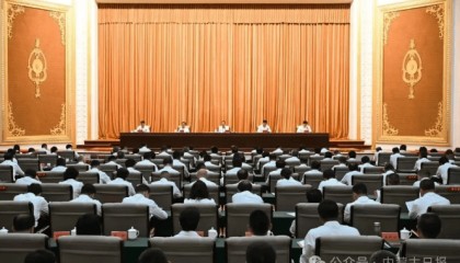 包头市召开干部大会