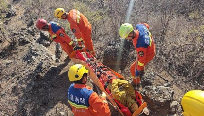北京几名驴友相约爬山，六旬阿姨被巨石砸中！消防出动救援
