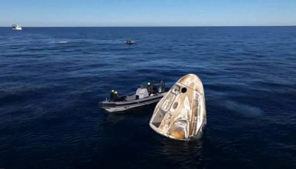 “龙”飞船溅落，滞留太空9个多月的美国宇航员回家了