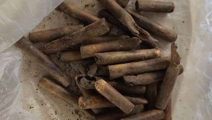 父亲去世数月后，母亲随口一句话：“你爸好像埋过什么东西”