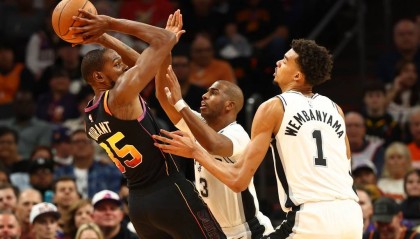 布克29+9文班15分 杜兰特伤退太阳胜马刺无缘杯赛8强