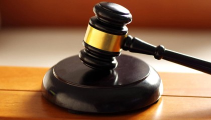 女子精神疾病发作持刀划伤丈夫被反杀 一审判决男子无期徒刑：非防卫行为，杀人故意坚决