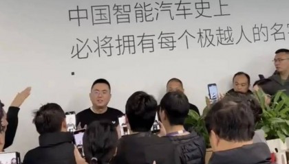 都是裁员，极越CEO夏一平被围堵，为何丁磊却能“体面”离场？