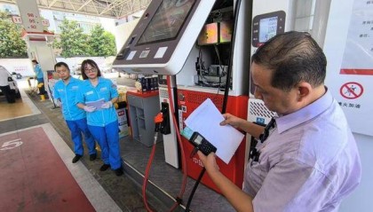 汽车加完油，留在加油枪和油管里的油计费吗？