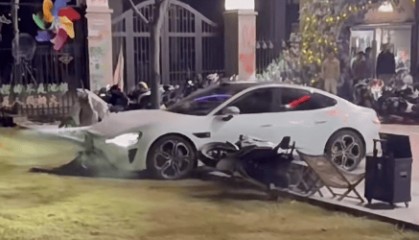 男子开小米SU7冲撞摩托俱乐部，警方通报：因口角纠纷持刀伤人致1死