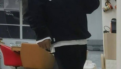 60岁张卫健在演唱会上掏出老年卡，求大家别欺负老人家