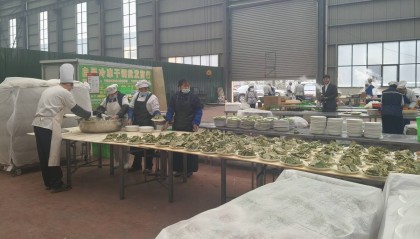 车间秒变食堂，河南矿山后厨加紧为近7000名员工备餐