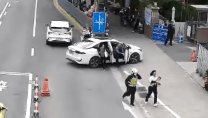 幼童误食药物导致腹痛难忍，普陀警方开辟绿色通道及时送医