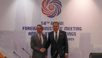 中俄外长3天内见了2次，自知被边缘化的特朗普，同时对中俄出手