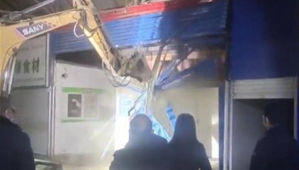 平顶山多家商户招牌夜间被钩机拆除，官方回应