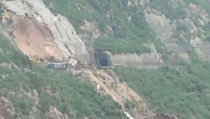 甘肃天水突发滑坡，致一列火车脱线，未造成人员伤亡