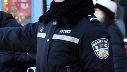 哈尔滨警花中央大街执勤被游客合影走红 当事人：当过美术老师 从小就觉得当警察很酷