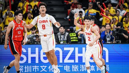 100:58！中国男篮大胜日本队，晋级2025亚洲杯正赛