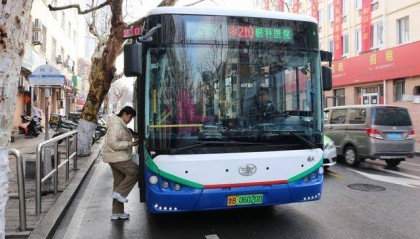青岛公交上百“小耳朵”上路 ，提高市民乘车辨识度