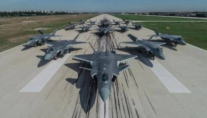 解放军西部战区拉出15架歼-20，印度空军20年追不上！