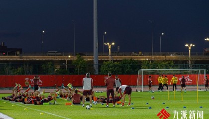 张玉宁李磊伤情成国足隐患，日本队客赴厦门却向中国媒体开放训练课“大秀肌肉”