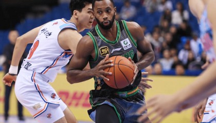 组图：CBA俱乐部杯新疆大胜辽宁 弗格遭严防