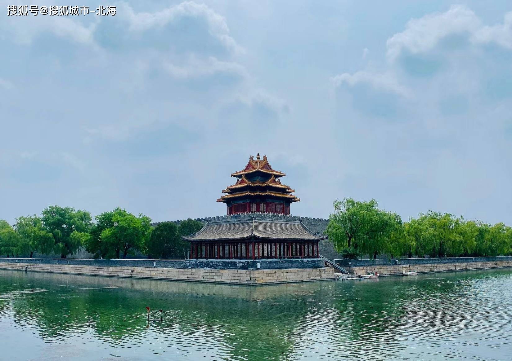 北京北海公园旅游包车一天大约多少钱人民币？4人去北京北海公园旅游要多少钱