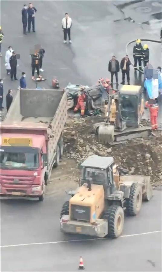 成都一渣土车侧翻压到轿车致2死1伤，事发过程曝光