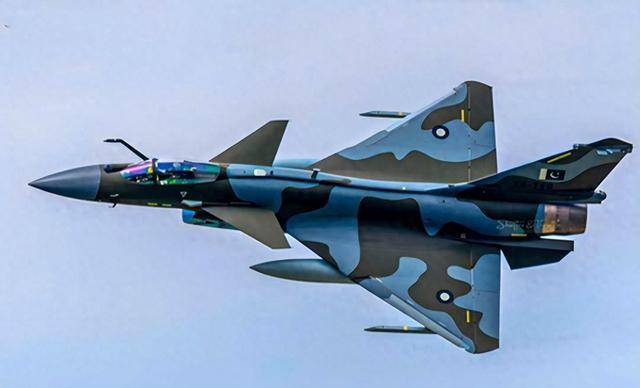 歼10CE凌空打爆阵风,法国、印度都来找中国算账?解放军不惯着