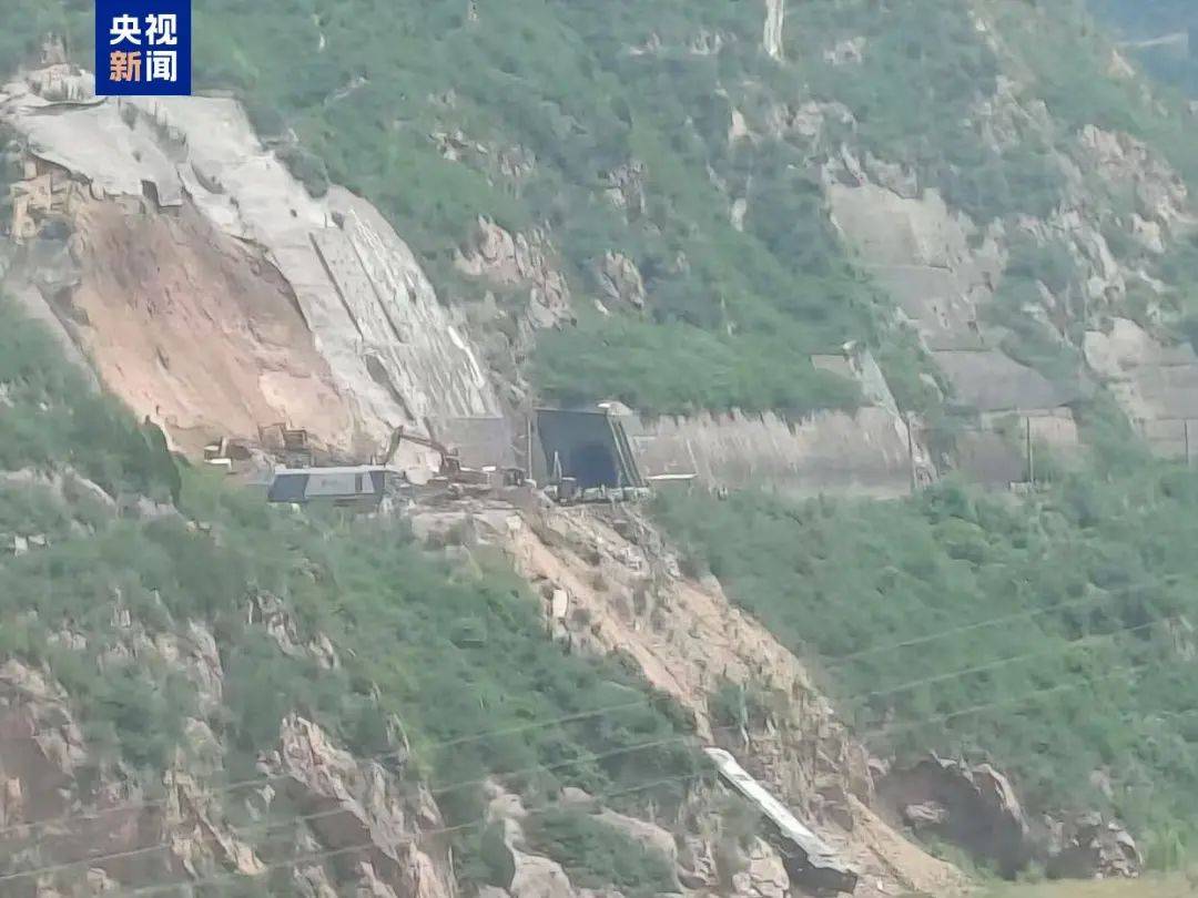 甘肃天水突发滑坡,致一列火车脱线,未造成人员伤亡