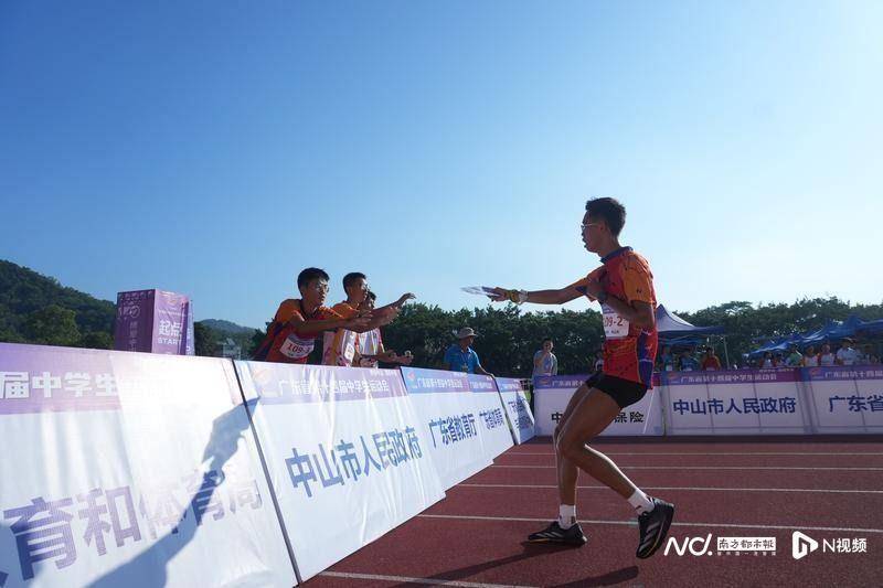 再破纪录!中山李依频摘得女子50米自由泳金牌